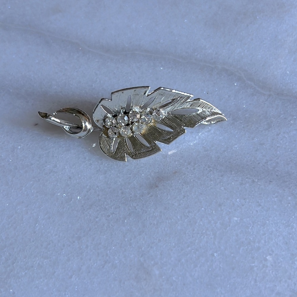 Vintage Leaf Silvery Sparkly Rhinestone Brooch/Pin